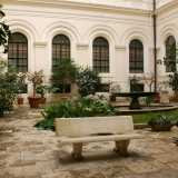 Nell'Ateneo ci sono quattro cortili, tutti pi� o meno ingentiliti da piante, fontanelle e panchine di pietra occupate dagli studenti in pausa pranzo